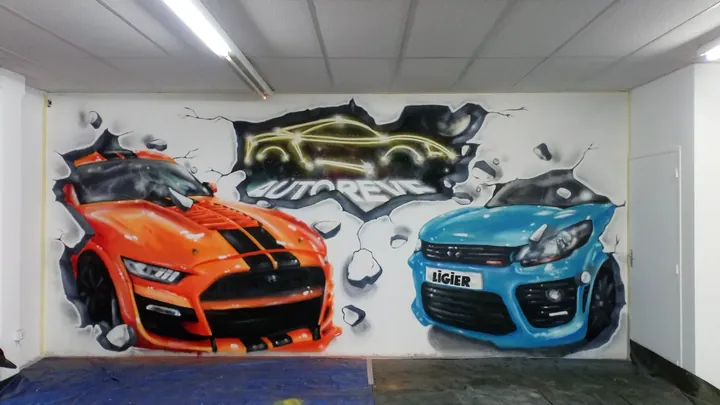 Fresque intérieure de deux voitures de sport, orange et bleue, qui semblent sortir du mur